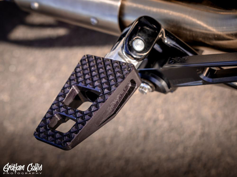 Thrashin P-54 Footpegs – Softail 2018-Up